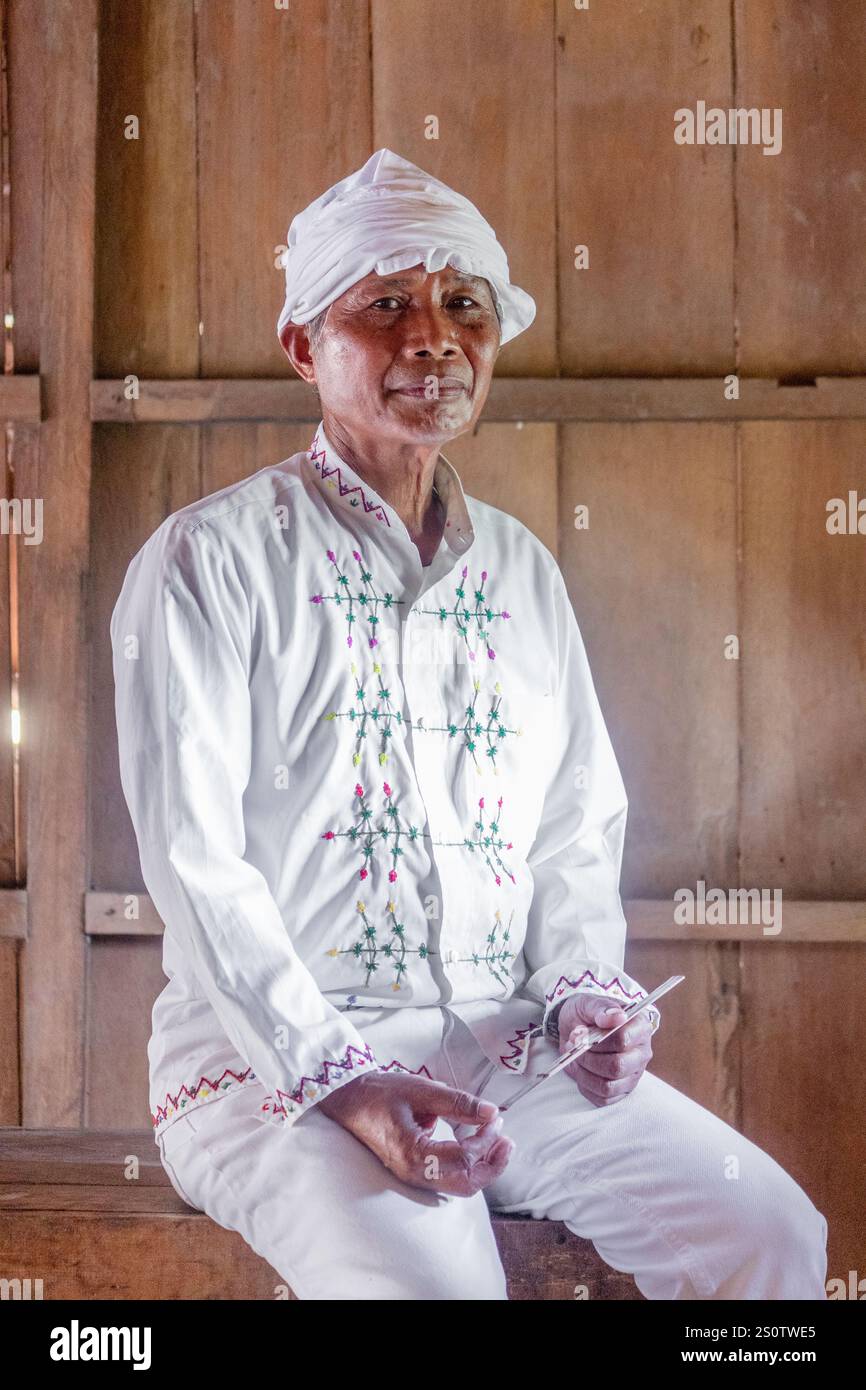 Arumanen Manuvu musicien de la tribu tenant un kubing, une harpe à mâchoire philippine indigène, à Cotabato Philippines Banque D'Images Arumanen Manuvu musicien de la tribu tenant un kubing, une harpe à mâchoire philippine indigène, à Cotabato Philippines Banque D'Images