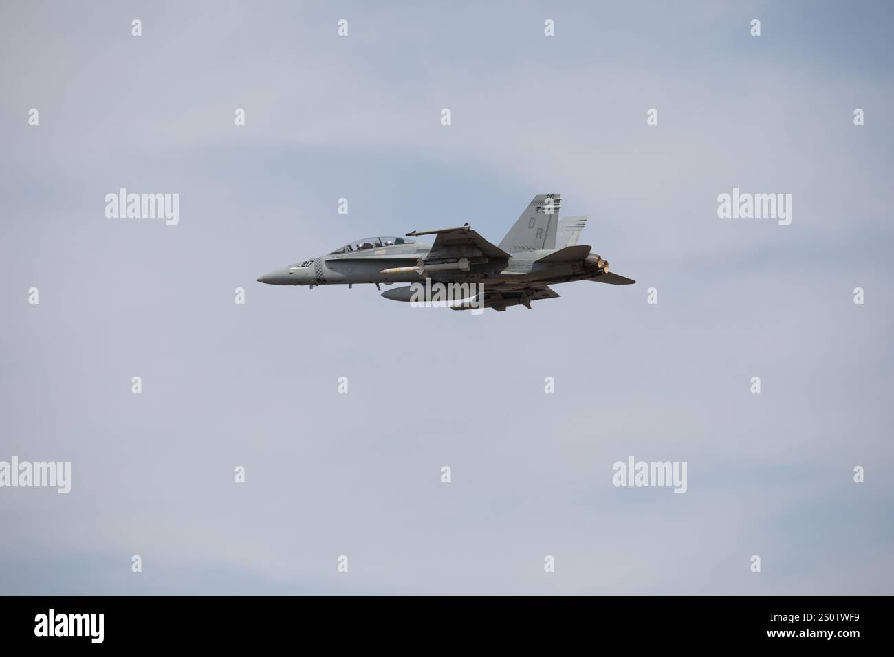 Un F/A-18D Hornet du corps des Marines affecté au Marine Fighter Attack Squadron 312 (VMFA) prend son envol lors d'un exercice de chargement de munitions à Marine Co Banque D'Images