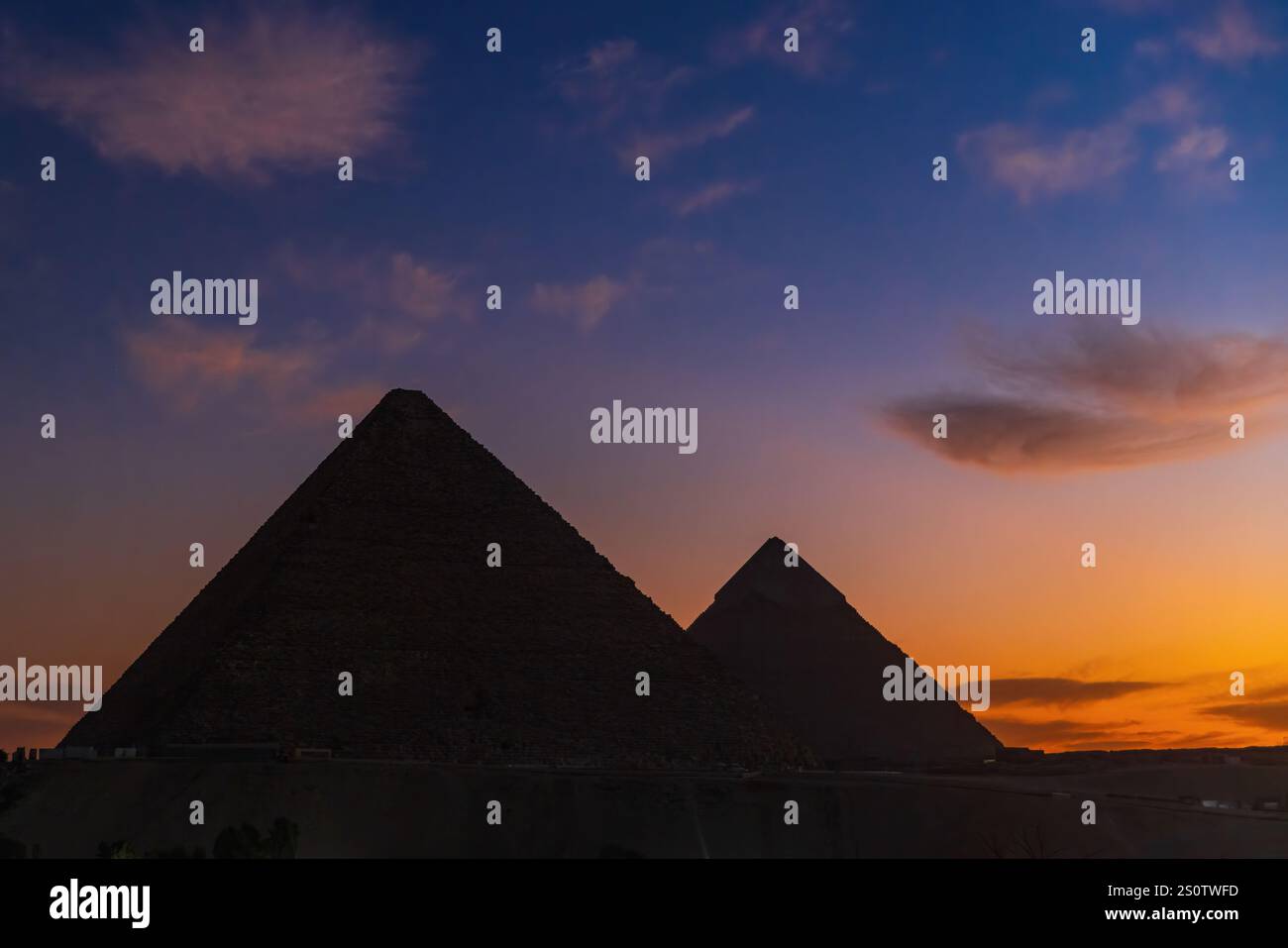 Vue panoramique des pyramides de Gizeh pendant le crépuscule Banque D'Images