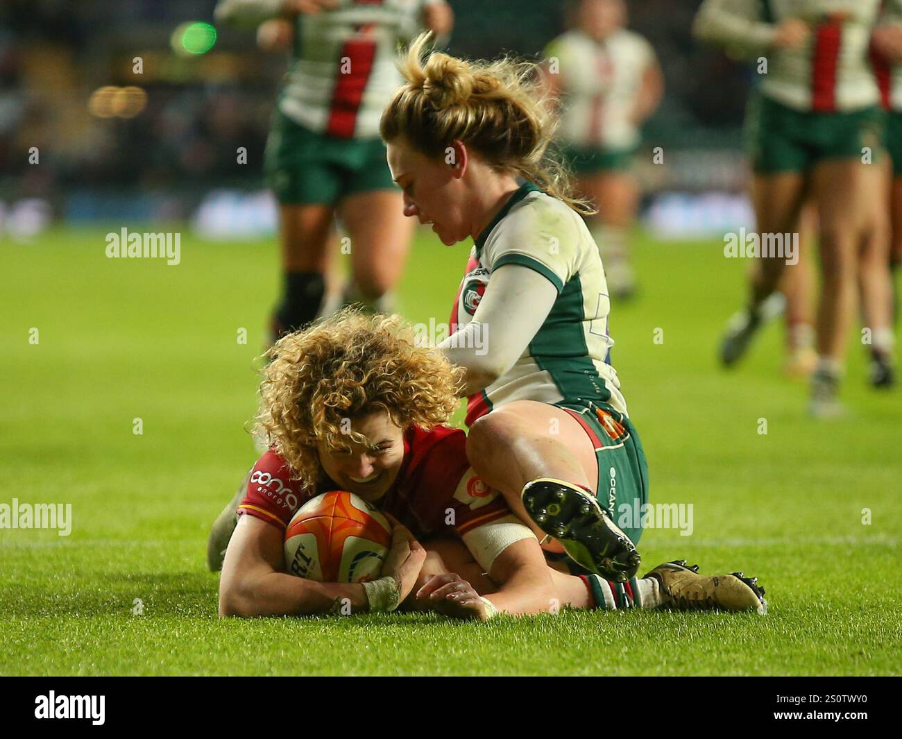 Twickenham, Londres, Angleterre, décembre 28 2024 : Ellie Kildunne (15 Harlequins), avec Meg Jones (13 Leicester Tigers) à proximité, touche vers le bas pour marquer son deuxième essai lors du premier match de rugby féminin entre les Harlequins Women et les Leicester Tigers Women au stade Allianz de Twickenham, Londres, Angleterre. (Jay Patel/SPP) Banque D'Images