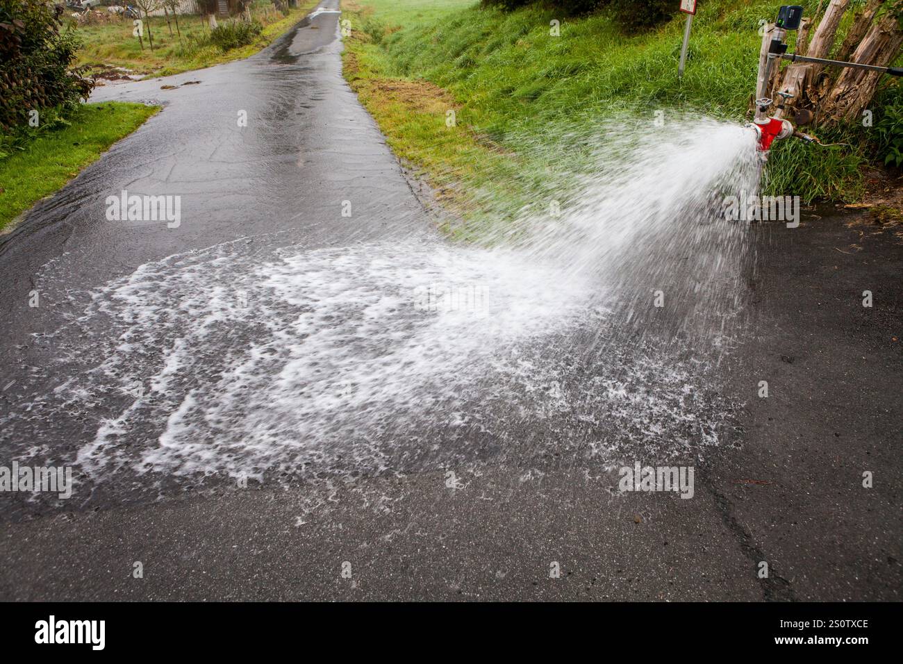 Éclaboussure d'eau par une bouche d'incendie, Hesse, Allemagne, Europe Banque D'Images