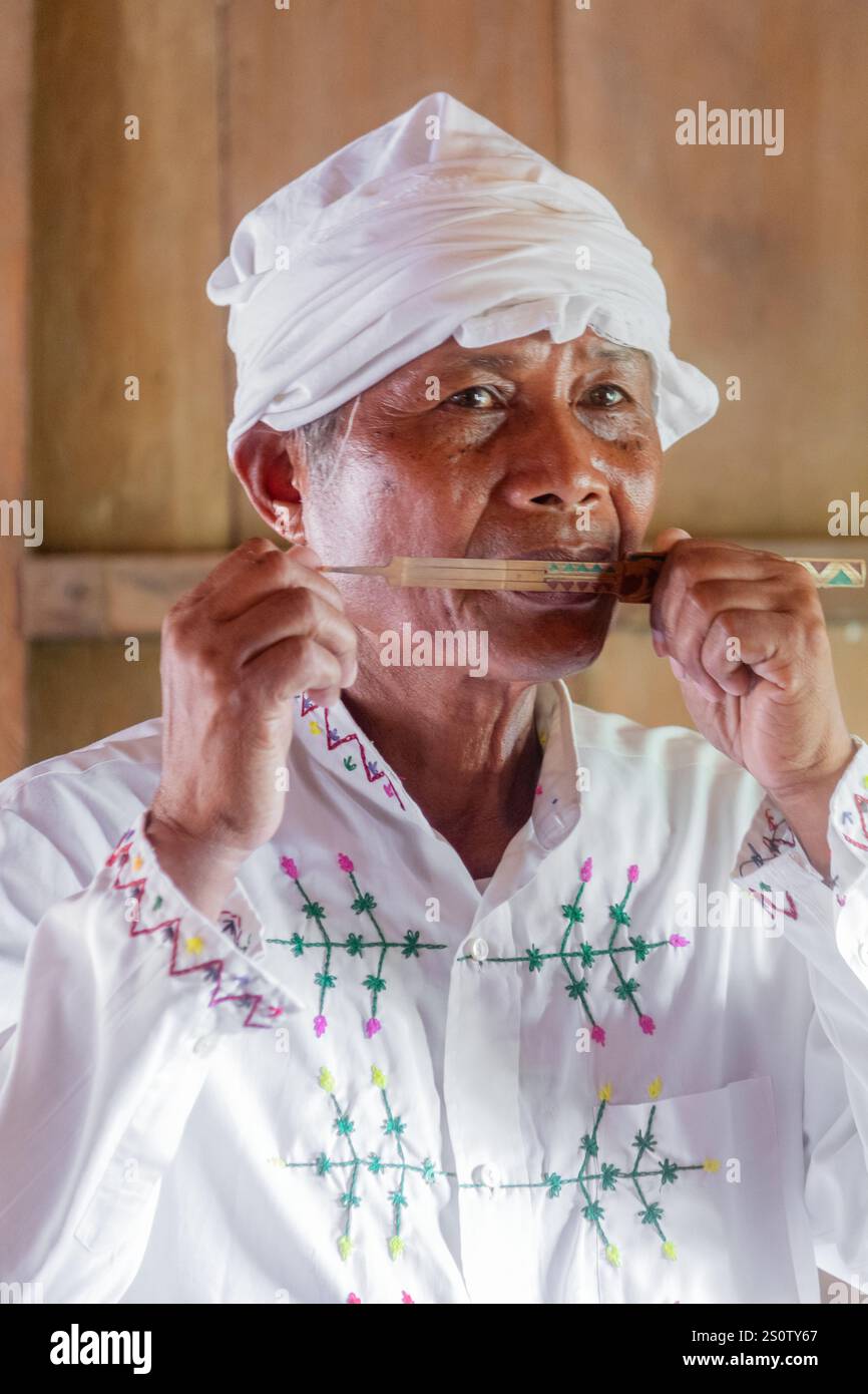 Arumanen Manuvu musicien de la tribu tenant un kubing, une harpe à mâchoire philippine indigène, à Cotabato Philippines Banque D'Images Arumanen Manuvu musicien de la tribu tenant un kubing, une harpe à mâchoire philippine indigène, à Cotabato Philippines Banque D'Images