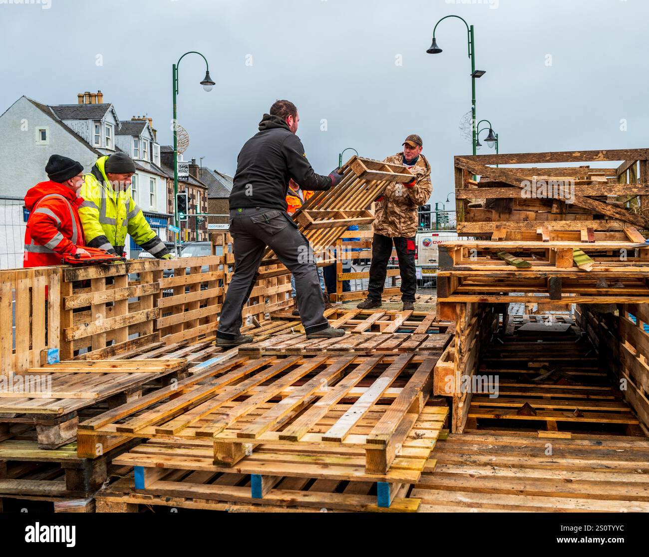 Construction du feu de joie traditionnel hogmanay à Biggar, South Lanarkshire, Écosse. Banque D'Images