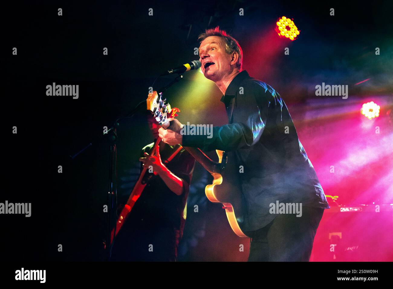 Le groupe de rock The House of Love en concert au Manchester Sound Control, le 8 avril 2013. Guy Chadwick chanteur principal et guitariste. Banque D'Images