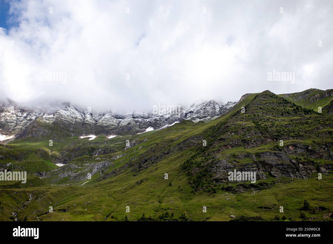 Vue panoramique estivale sur Moos à Passeier, Tyrol du Sud, avec prairies alpines, pics accidentés et charme traditionnel du village. Banque D'Images