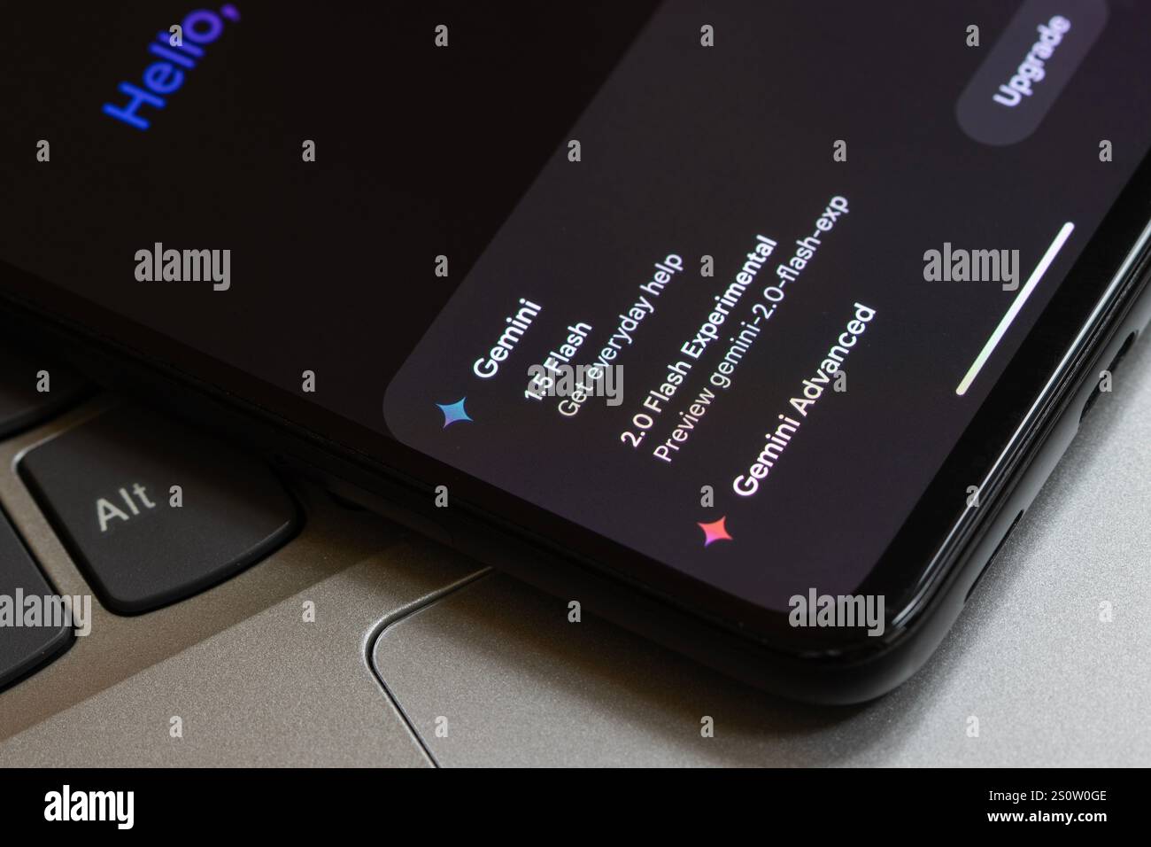 Gemini 2,0 Flash mode expérimental est vu parmi les options que l'application Google Gemini offre sur un téléphone. Google dévoile le mode pensée Flash Gemini 2,0. Banque D'Images