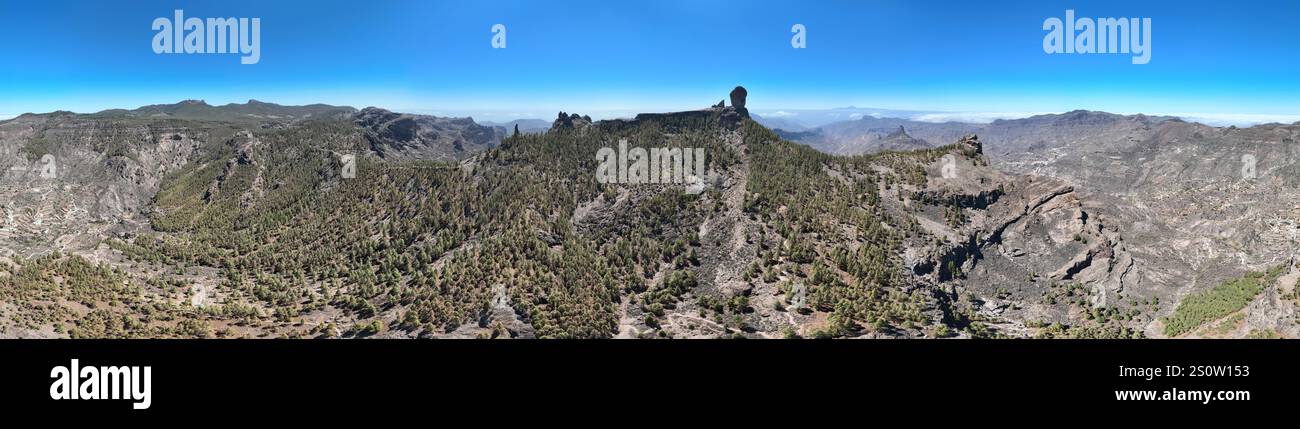 Vue aérienne de Roque Nublo, Gran Canaria. En arrière-plan l'île de Tenerife avec Teide le volcan. Grande formation volcanique. Espagne Banque D'Images