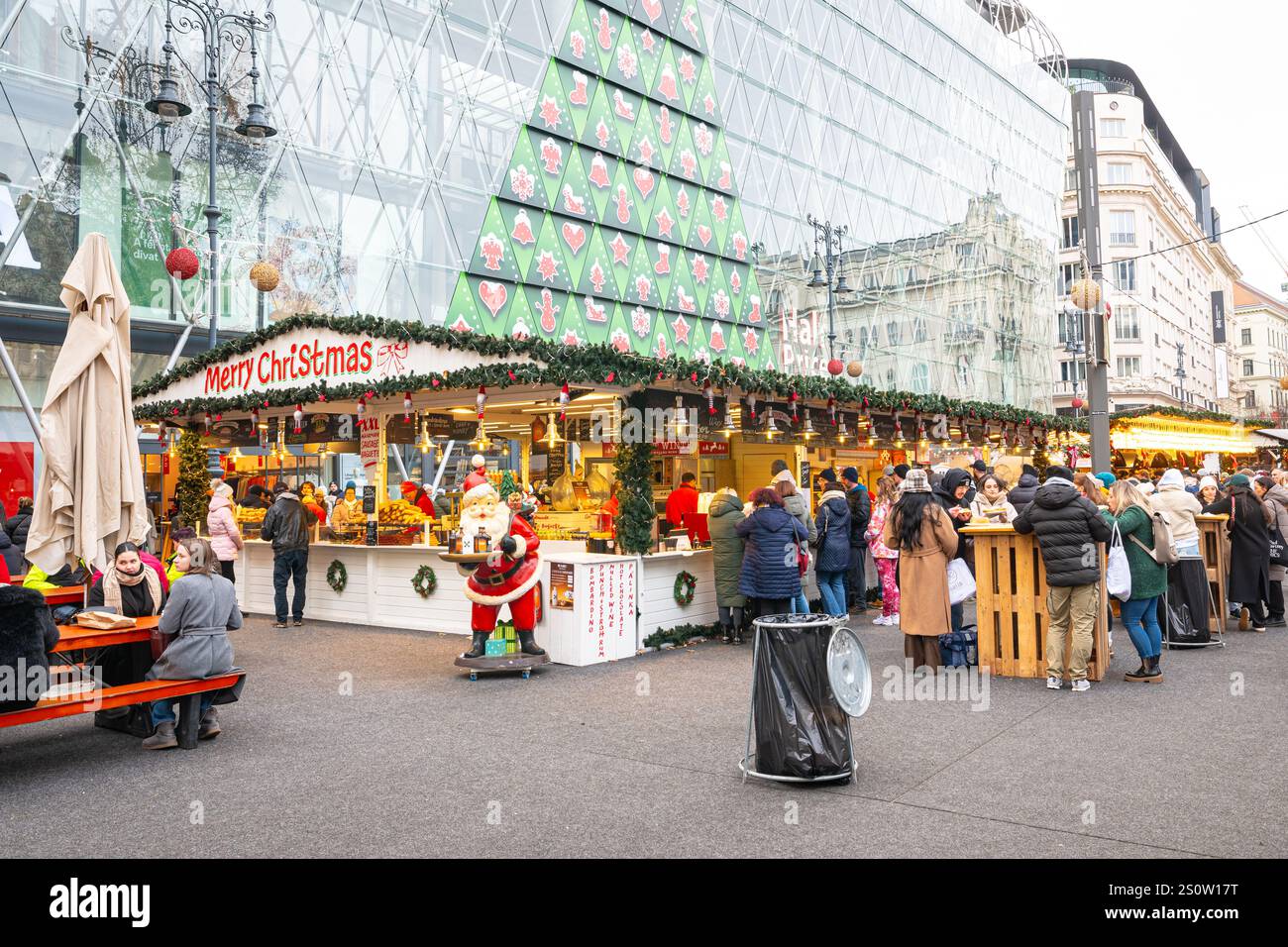 Célèbre et populaire marché de Noël à Vörösmarty Tér (place Vörösmarty) au coeur de Budapest. Banque D'Images