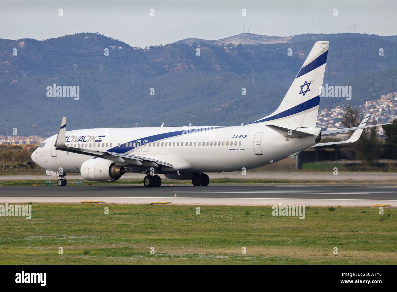 Barcelone, Espagne - 22 décembre 2024 : le Boeing 737 d'El Al Israel sur piste avant le décollage à l'aéroport El Prat de Barcelone, Espagne. Banque D'Images
