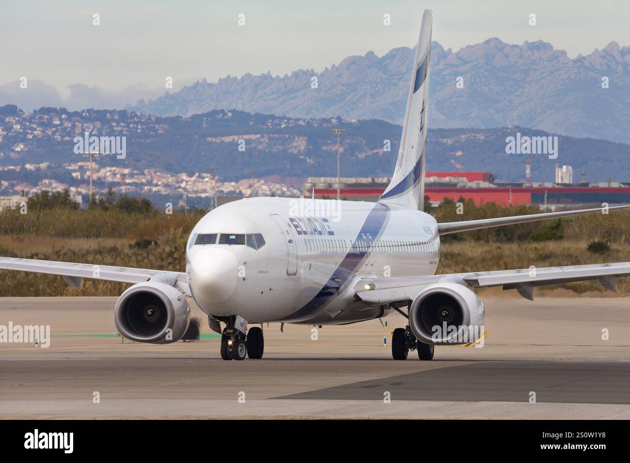 Barcelone, Espagne - 22 décembre 2024 : Boeing 737 d'El Al Israel sur la voie de circulation de l'aéroport El Prat de Barcelone, Espagne. Banque D'Images