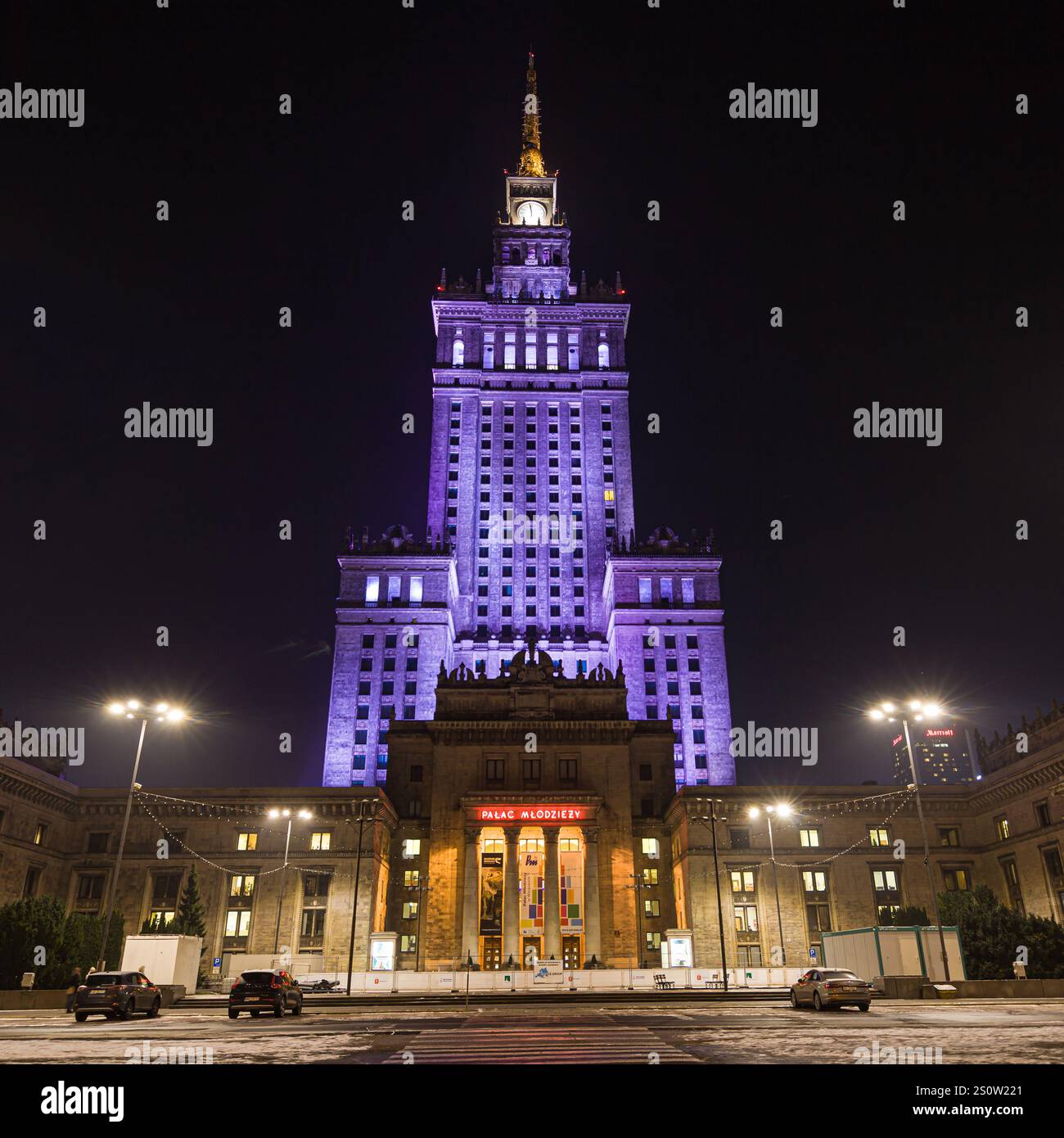 Varsovie, Pologne - 1er décembre 2023 : Palac Kultury i Nauki (Palais de la culture et de la Science) la nuit, Varsovie, Pologne. Banque D'Images