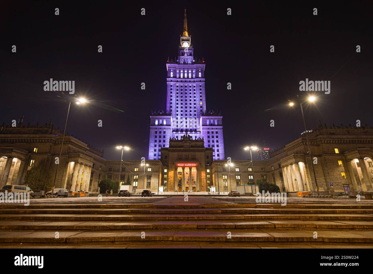 Varsovie, Pologne - 1er décembre 2023 : Palais de la culture et de la Science la nuit, Varsovie, Pologne. Banque D'Images