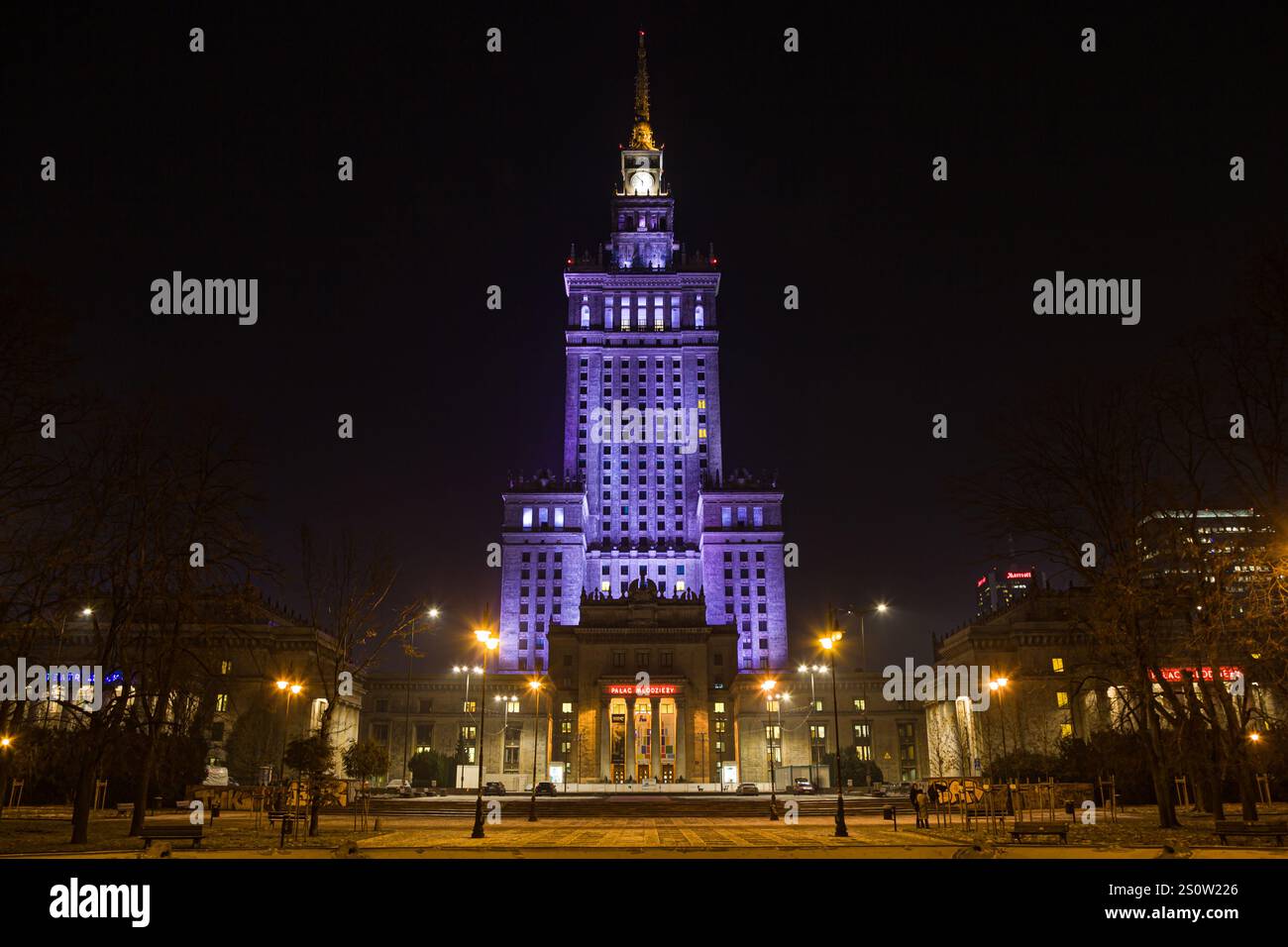 Varsovie, Pologne - 1er décembre 2023 : Palais de la culture et de la Science du parc Swietokrzyski la nuit, Varsovie, Pologne. Banque D'Images