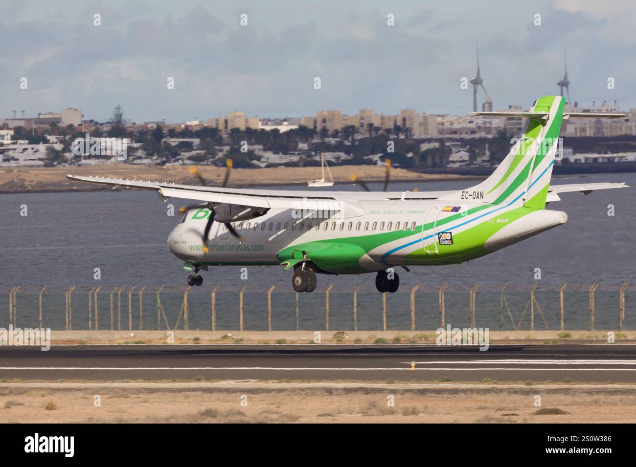 Arrecife, Espagne - 1er novembre 2024 : L'ATR 72-600 de Binter Canarias atterrit à l'aéroport Cesar Manrique-Lanzarote d'Arrecife, Espagne. Banque D'Images