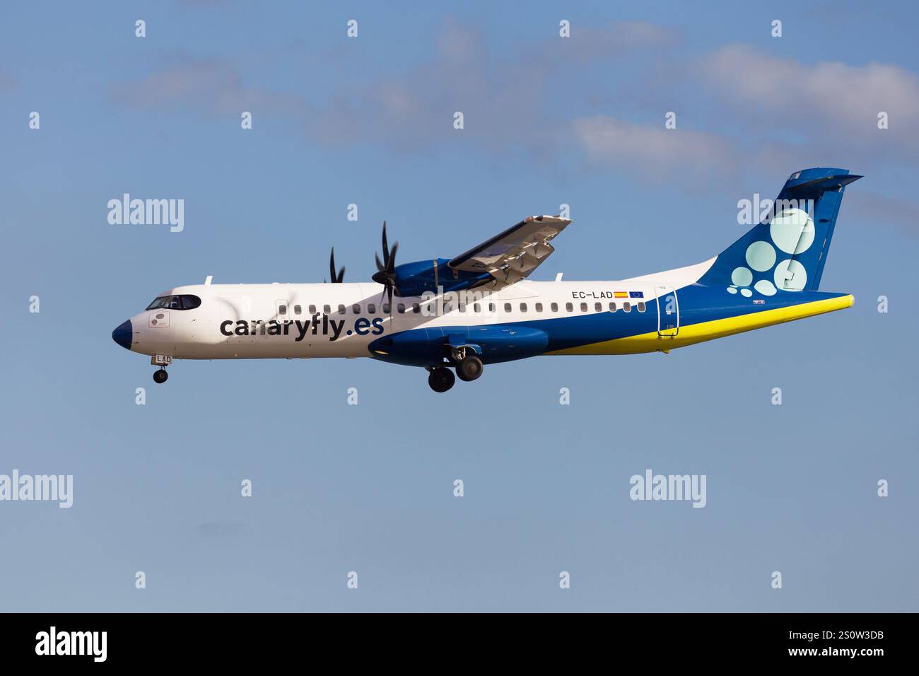 Arrecife, Espagne - 1er novembre 2024 : CanaryFly ATR 72-500 approche de l'aéroport Cesar Manrique-Lanzarote à Arrecife, Espagne. Banque D'Images