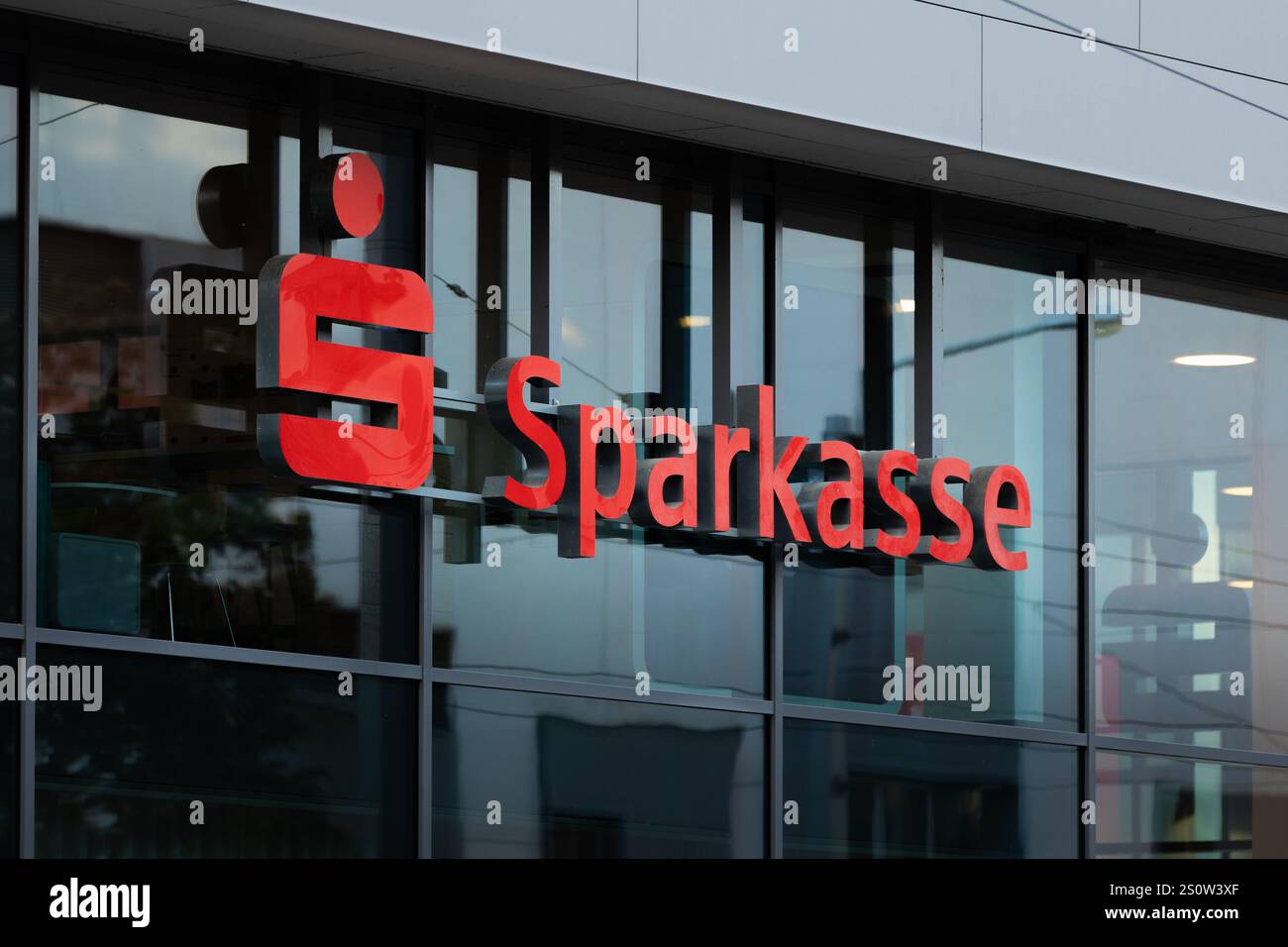 Logo Sparkasse (caisse d'épargne) sur l'extérieur d'un immeuble de bureaux. Services bancaires et produits financiers en tant qu'entreprise. Façade moderne d'une banque. Banque D'Images