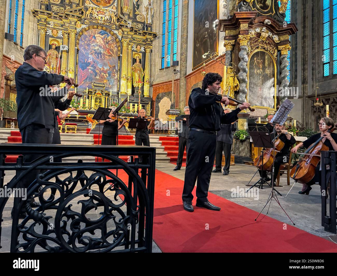 Orchestre philharmonique de chambre de Prague musiciens se produisant dans l'église Tyn, Prague, République tchèque, Tchéquie. Banque D'Images