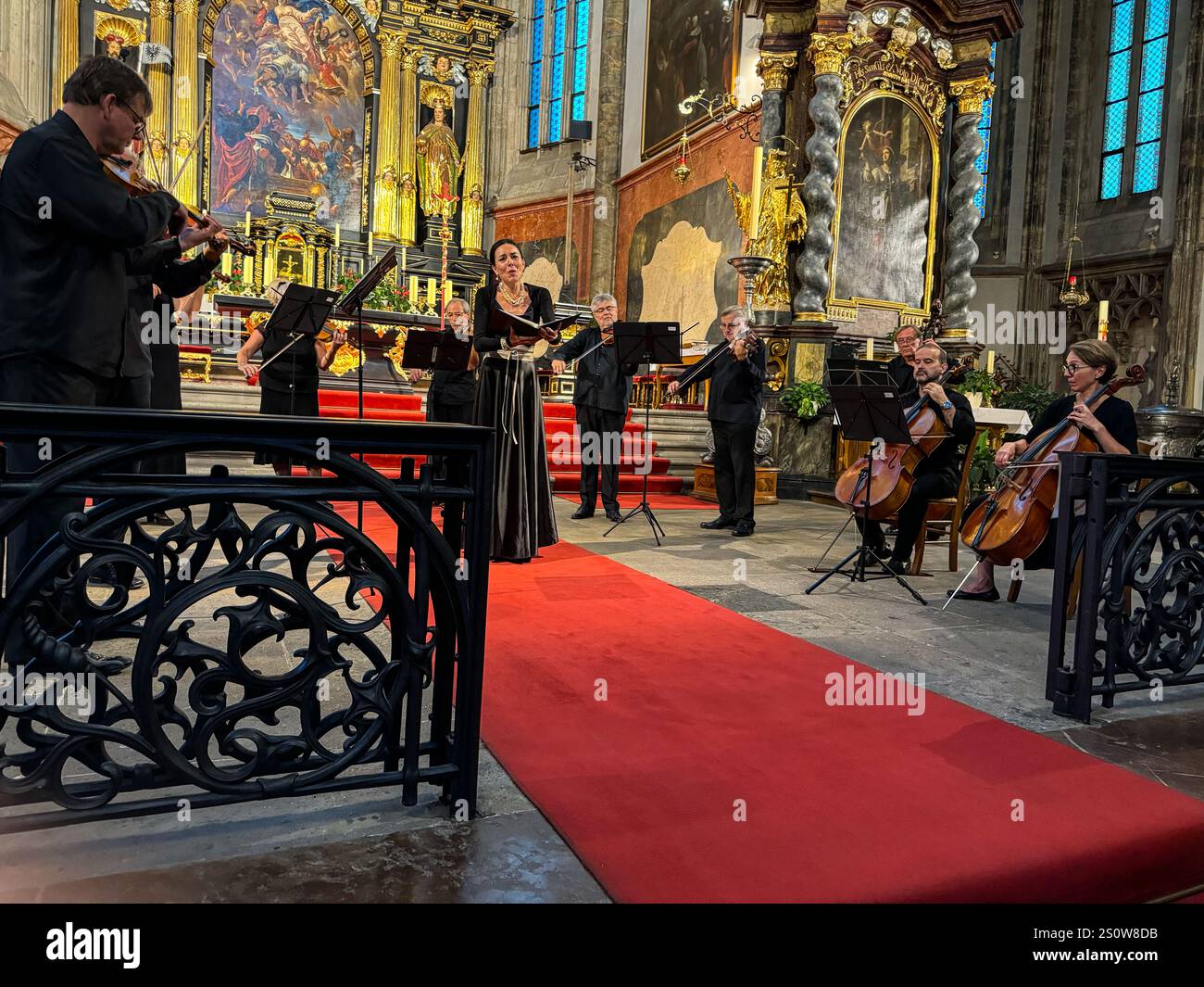 Soliste jouant dans l'église Tyn avec l'Orchestre Philharmonique de chambre de Prague, Prague, République tchèque, Tchéquie. Banque D'Images