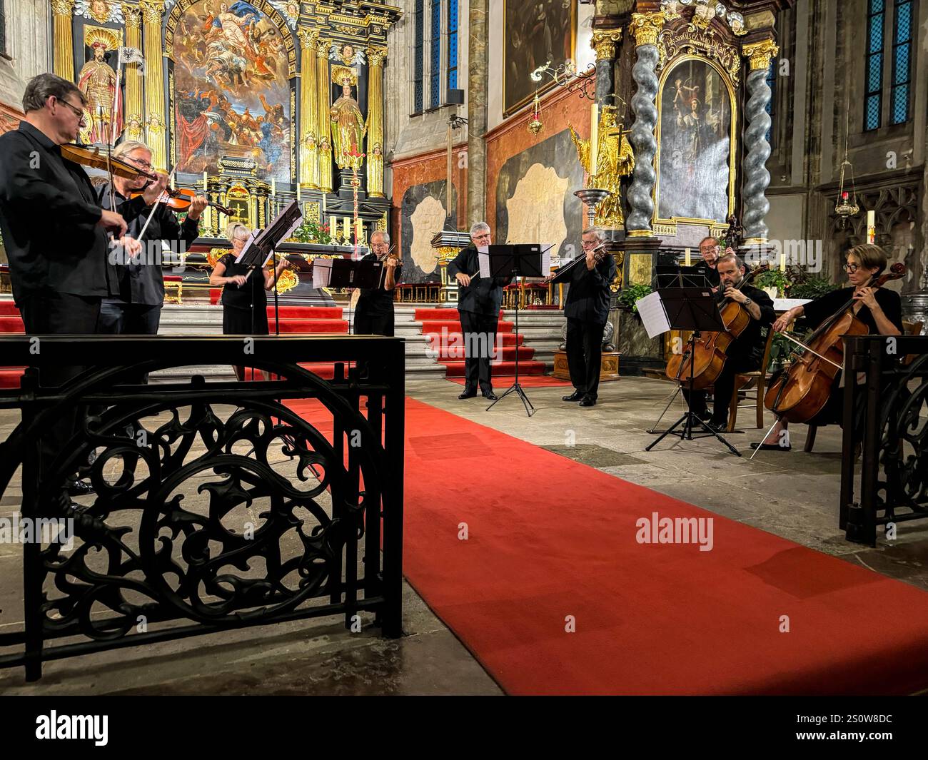 Musiciens jouant dans l'église Tyn, Prague, République tchèque, Tchéquie. Banque D'Images