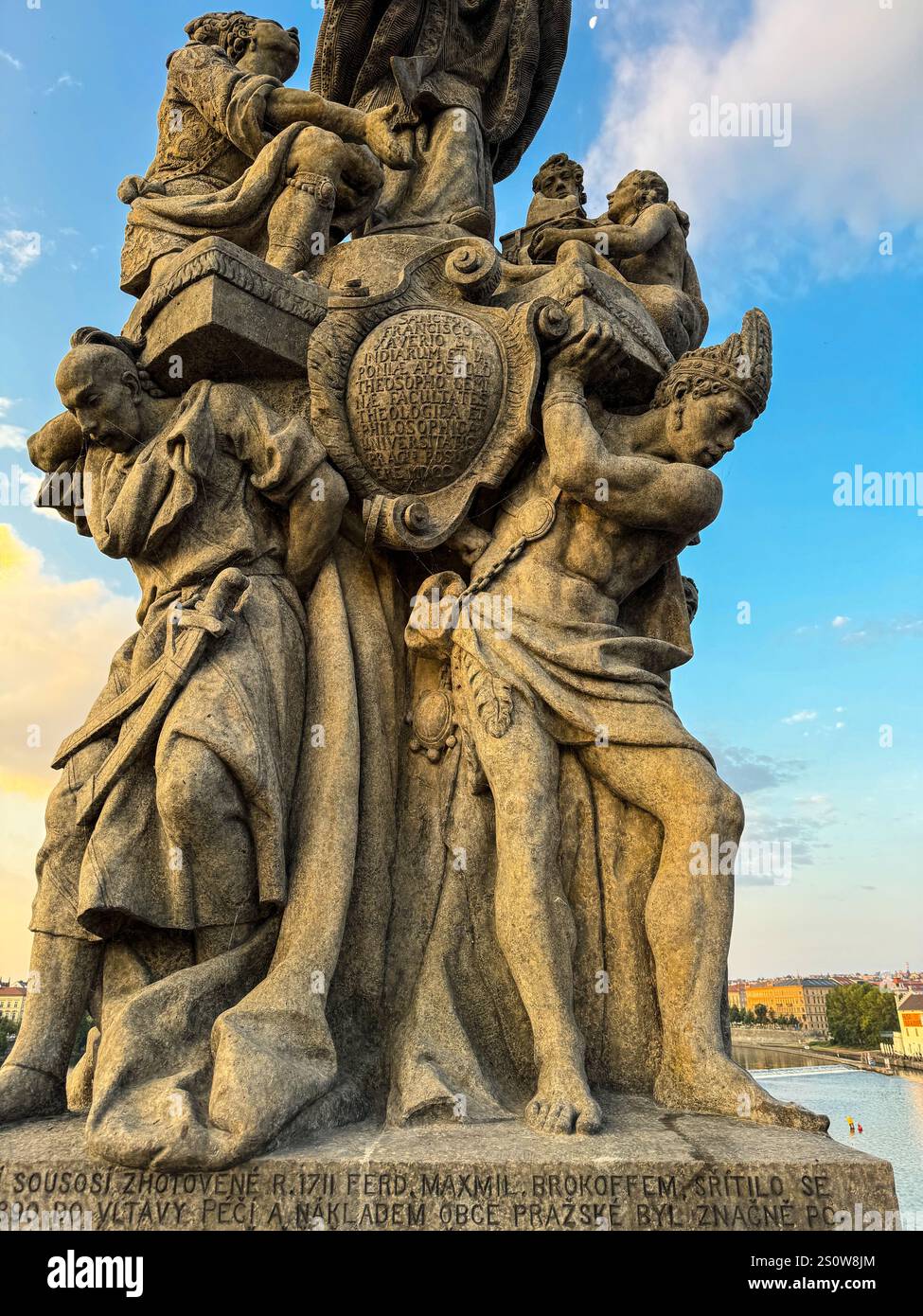 Pont Charles, base de la statue de Saint François Xavier, Prague, République tchèque, Tchéquie. Banque D'Images