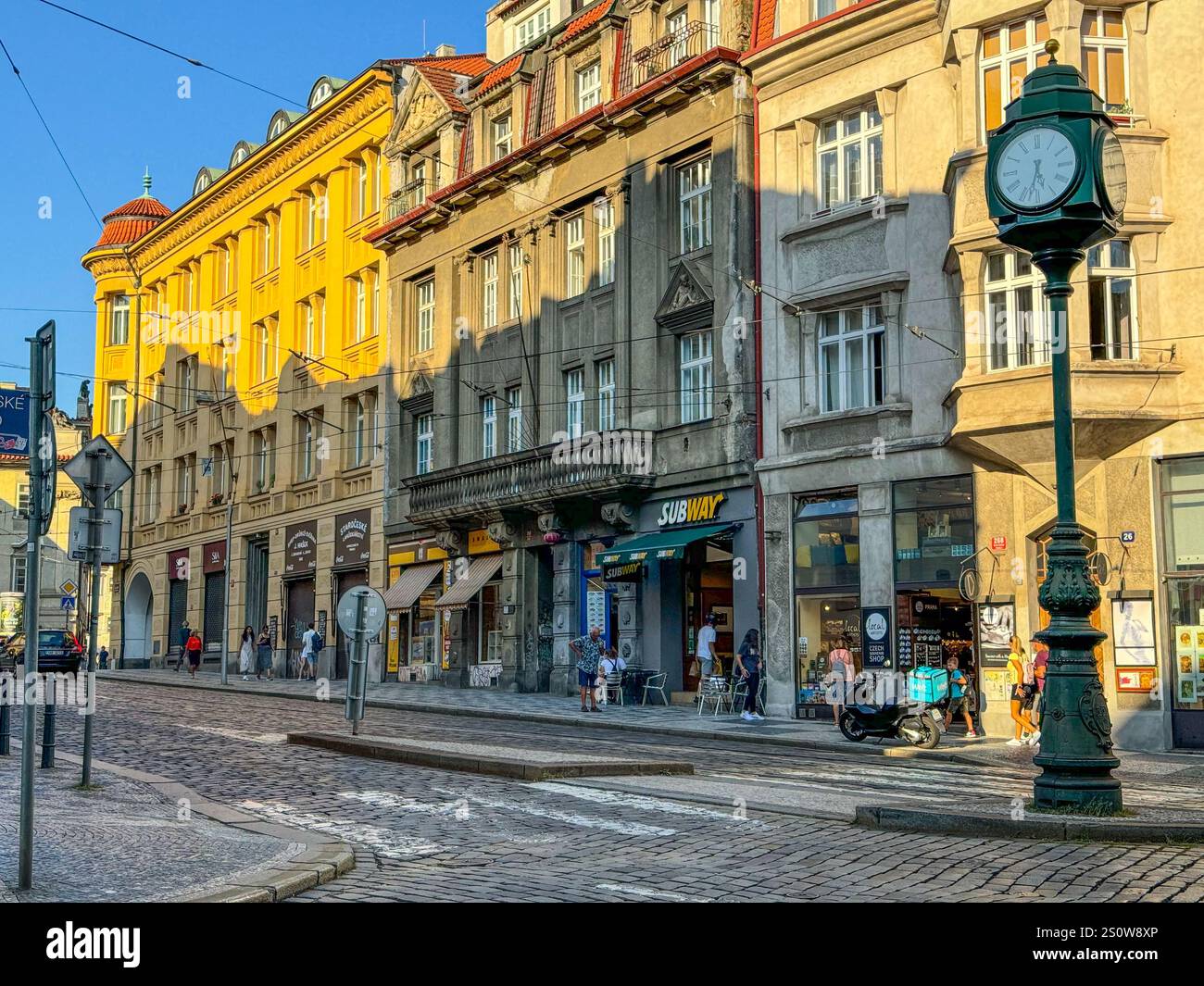 Scène de rue de Karmelitska, Mala Strana (petite ville), Prague, République tchèque, Tchéquie. Banque D'Images