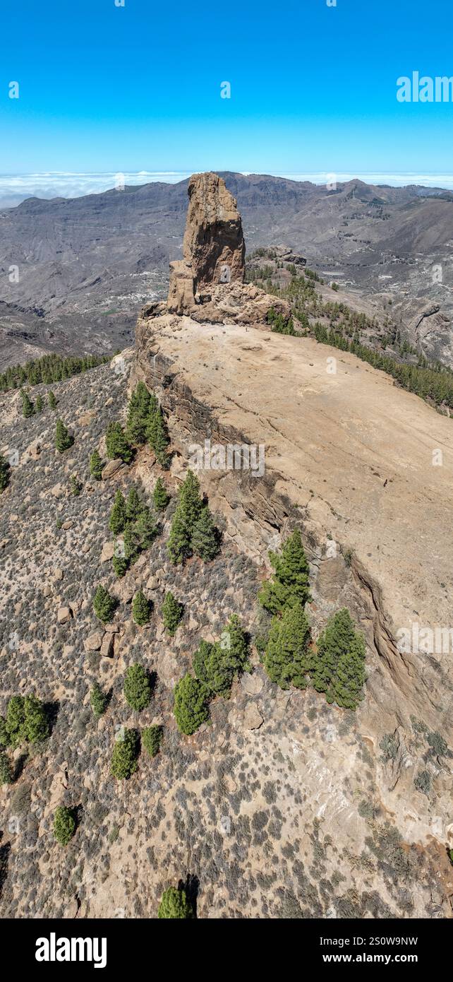Vue aérienne de Roque Nublo, Gran Canaria. En arrière-plan l'île de Tenerife avec Teide le volcan. Grande formation volcanique. Espagne Banque D'Images
