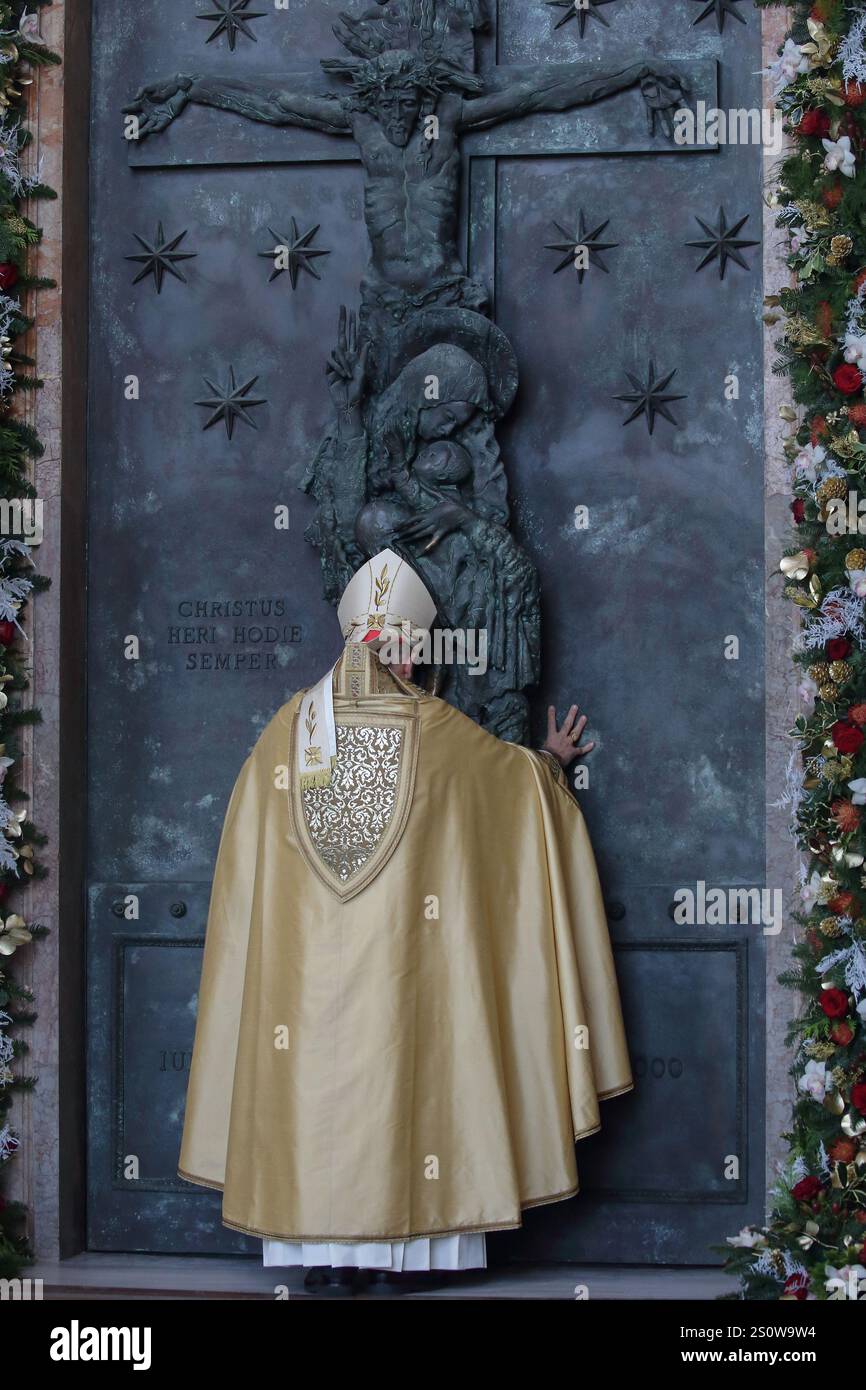 Le cardinal Baldassare Reina ouvre la porte Sainte de Rome, dans la basilique du Latran, dans le cadre des célébrations du Jubilé de 2025 ( (photo du Vatican Pool E. Inetti)). Maria Grazia Picciarella/Alamy Live News Banque D'Images