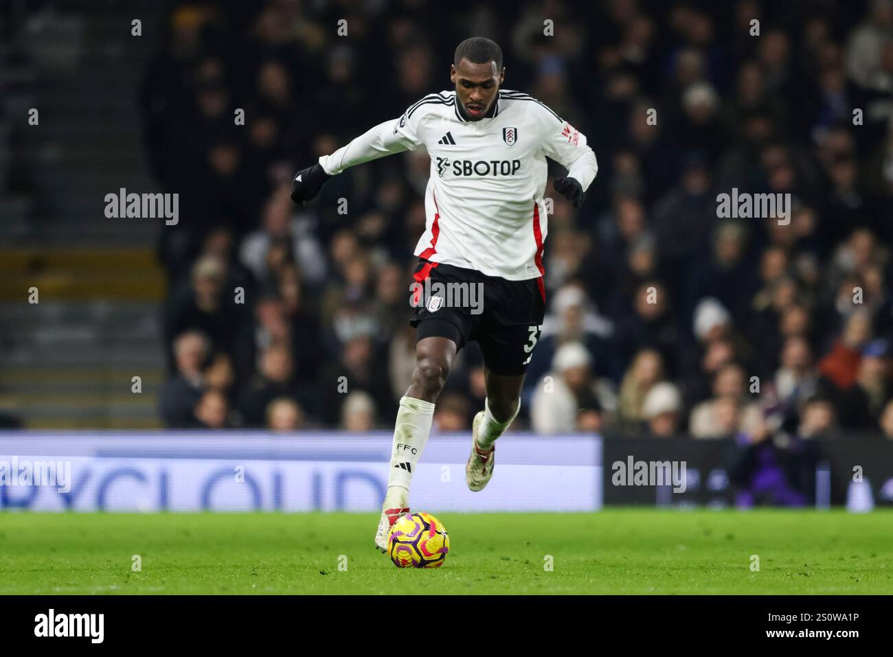 Craven Cottage, Fulham, Londres, Royaume-Uni. 29 décembre 2024. Premier League Football, Fulham contre Bournemouth ; Issa Diop de Fulham sprints en avant avec le ballon crédit : action plus Sports/Alamy Live News Banque D'Images