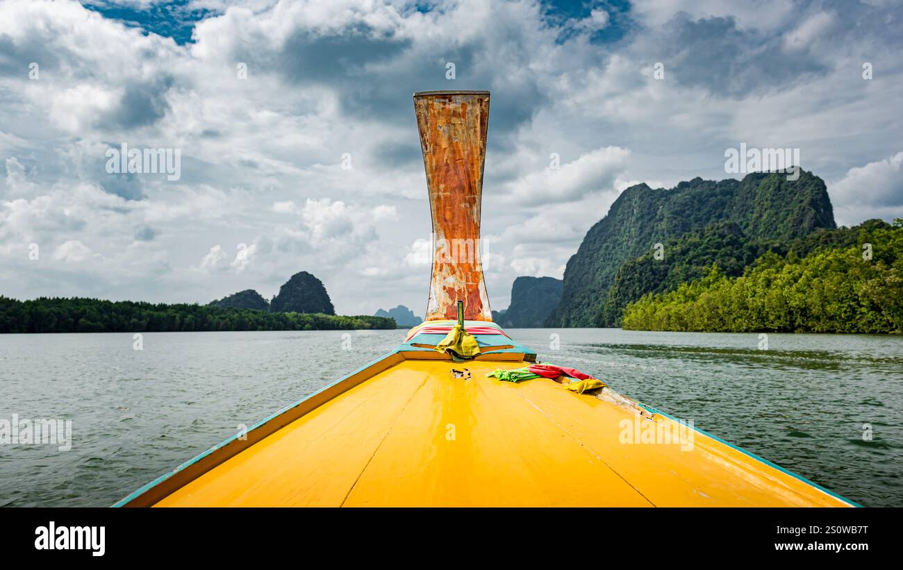 Vue de la proue d'un bateau traditionnel thaïlandais à longue queue dans la baie de Phang Nga, Thaïlande Banque D'Images