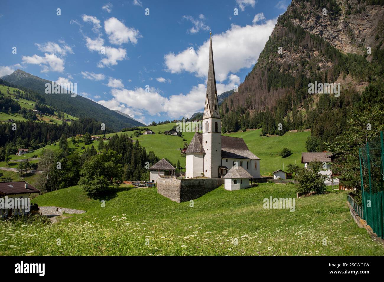 L'église paroissiale de l'Assomption de Marie à Moos, située dans un paysage alpin pittoresque par une journée d'été ensoleillée avec un ciel bleu clair. Banque D'Images