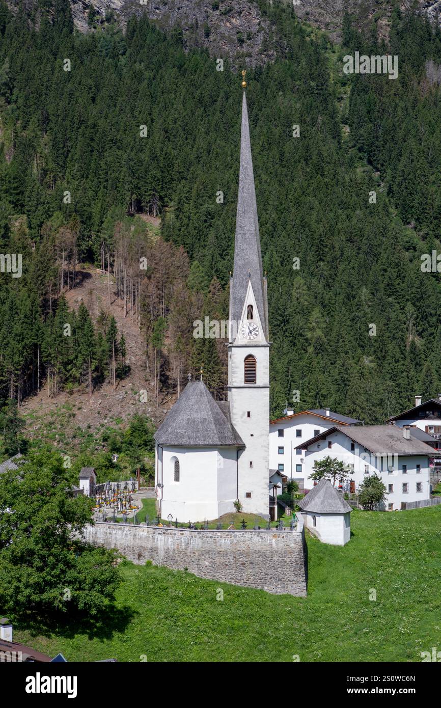 L'église paroissiale de l'Assomption de Marie à Moos, située dans un paysage alpin pittoresque par une journée d'été ensoleillée avec un ciel bleu clair. Banque D'Images