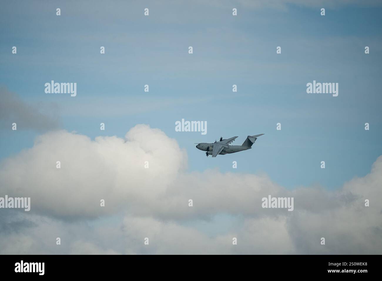 Avion de transport militaire RAF Airbus C.1 A400M Atlas en vol sur une piste de débarquement à basse altitude, Wiltshire UK Banque D'Images