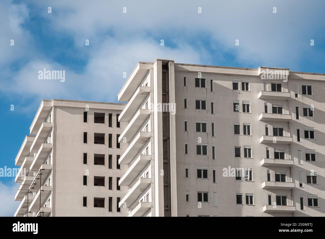 Extérieur d'immeuble résidentiel plat moderne. Construction d'une nouvelle maison de luxe et complexe de maisons avec balcons. Moderne, luxueux appartement Buildi Banque D'Images