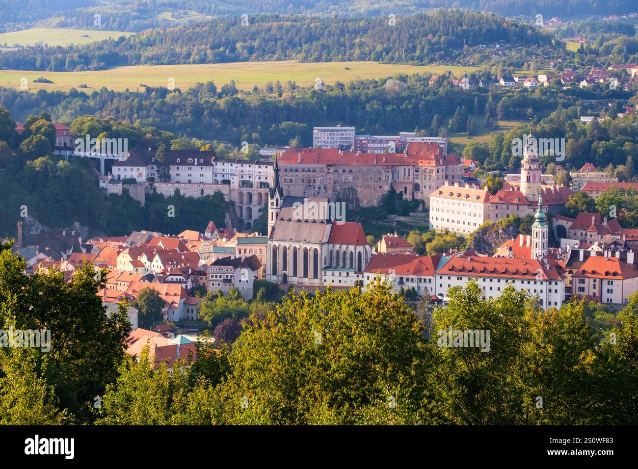 Vue de la ville depuis la colline de la Croix (Krizovy Vrch, Krizova Hora), Cesky Krumlov. République tchèque, Tchéquie. Église de Vitus au centre de l'image. Banque D'Images