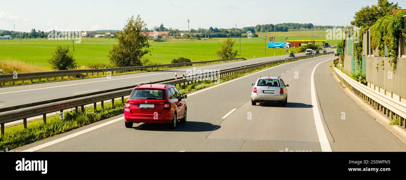 République tchèque, Tchéquie. Autoroute et campagne entre Prague et Cesky Krumlov. Banque D'Images