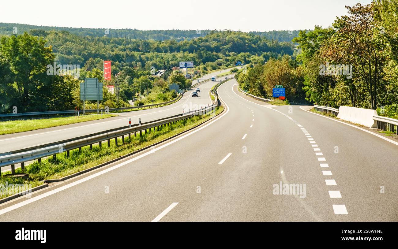 République tchèque, Tchéquie. Autoroute et campagne entre Prague et Cesky Krumlov. Banque D'Images