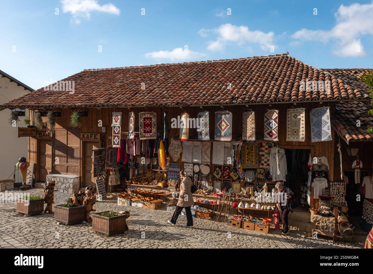 Marché ottoman traditionnel à Kruja. Marché aux puces. Old Bazaar à Kruje Albanie avec des stands vendant des tapis colorés faits à la main, des souvenirs, des T-shirts et t Banque D'Images