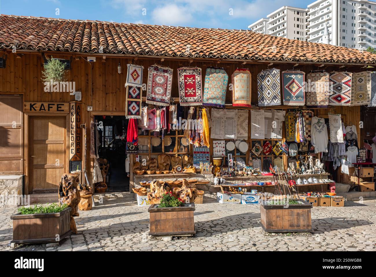 Marché ottoman traditionnel à Kruja. Marché aux puces. Old Bazaar à Kruje Albanie avec des stands vendant des tapis colorés faits à la main, des souvenirs, des T-shirts et t Banque D'Images