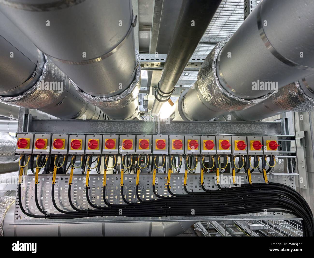 Isolateurs électriques utilisés dans les systèmes électriques pour déconnecter les circuits à des fins de maintenance ou d'isolation de défauts. Banque D'Images