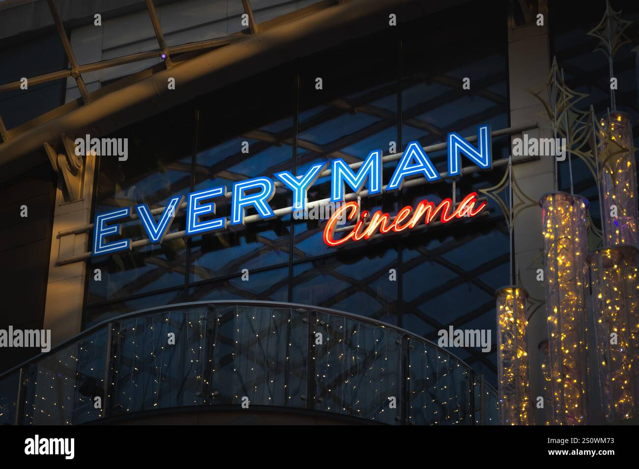 LEEDS, ROYAUME-UNI - 24 DÉCEMBRE 2024. Une enseigne fluorescente Everyman Cinema illuminée et rétro à l'intérieur du centre commercial Leeds Trinity Banque D'Images
