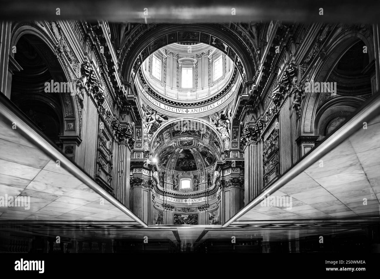 Intérieur impressionnant d'une église avec des décorations détaillées et un dôme, Rome Banque D'Images