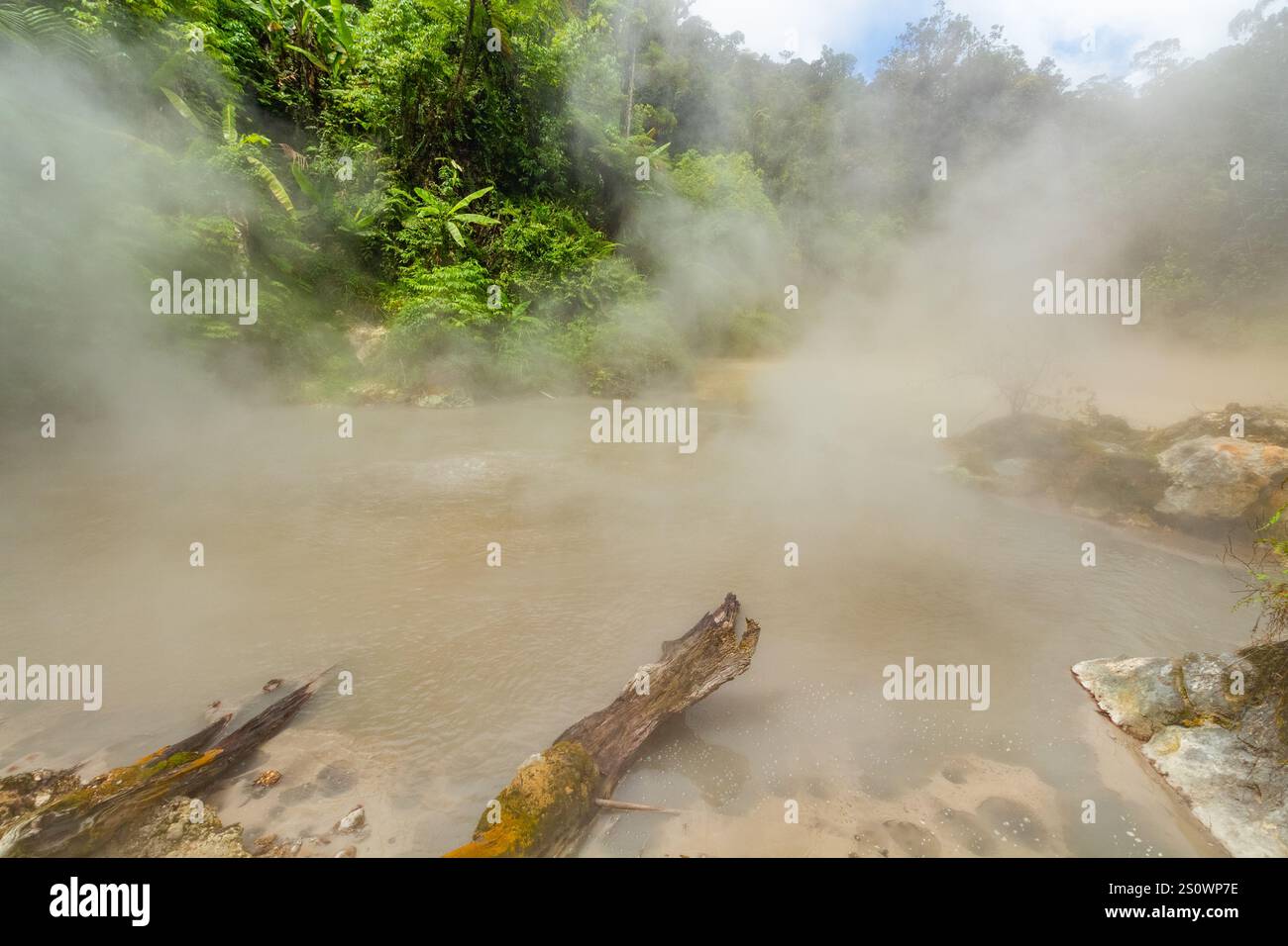Lac de boue bouillante dans le lac AGCO Kidapawan Mindanao Philippines connu pour l'activité géologique et les bains minéraux thérapeutiques Banque D'Images