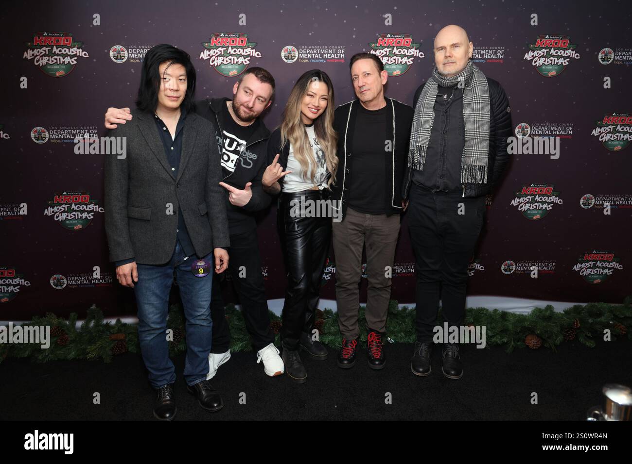 Smashing Pumpkins - James IHA, Jake Bates, Kiki Wong, Jimmy Chamberlain et Billy Corrigan assistent au 33e anniversaire annuel KROQ Almost Acoustic Christmas 202 Banque D'Images