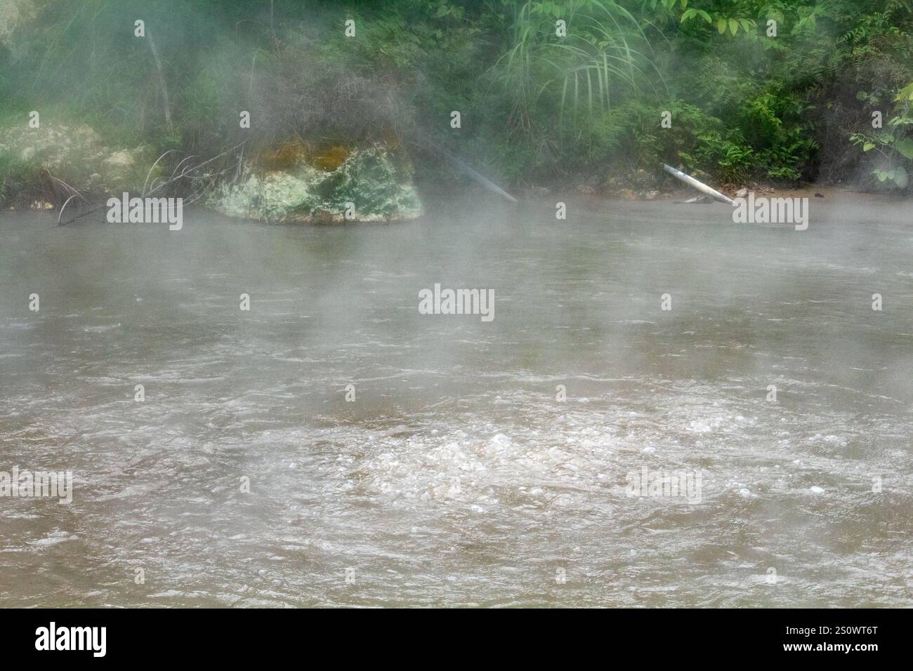 Lac de boue bouillante dans le lac AGCO Kidapawan Mindanao Philippines connu pour l'activité géologique et les bains minéraux thérapeutiques Banque D'Images