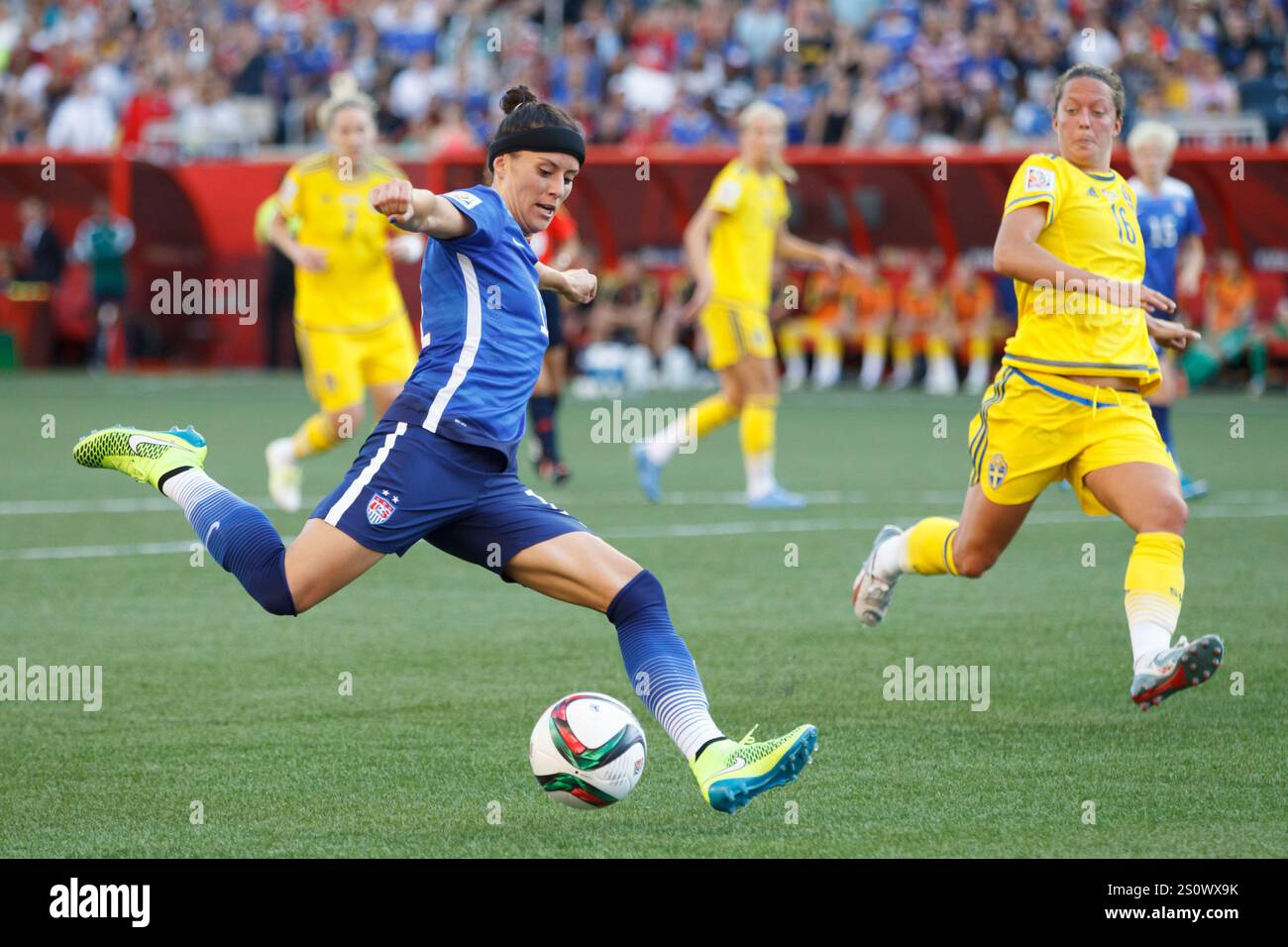 WINNIPEG, CANADA - 12 JUIN : Alexandra Blaire Krieger, des États-Unis, s'apprête à traverser le ballon contre la Suède lors d'un match de la Coupe du monde féminine de la FIFA du Groupe d le 12 juin 2015 au Winnipeg Stadium à Winnipeg, Canada. Usage éditorial exclusif. Utilisation commerciale interdite. (Photographie de Jonathan Paul Larsen / Diadem images) Banque D'Images WINNIPEG, CANADA - 12 JUIN : Alexandra Blaire Krieger, des États-Unis, s'apprête à traverser le ballon contre la Suède lors d'un match de la Coupe du monde féminine de la FIFA du Groupe d le 12 juin 2015 au Winnipeg Stadium à Winnipeg, Canada. Usage éditorial exclusif. Utilisation commerciale interdite. (Photographie de Jonathan Paul Larsen / Diadem images) Banque D'Images