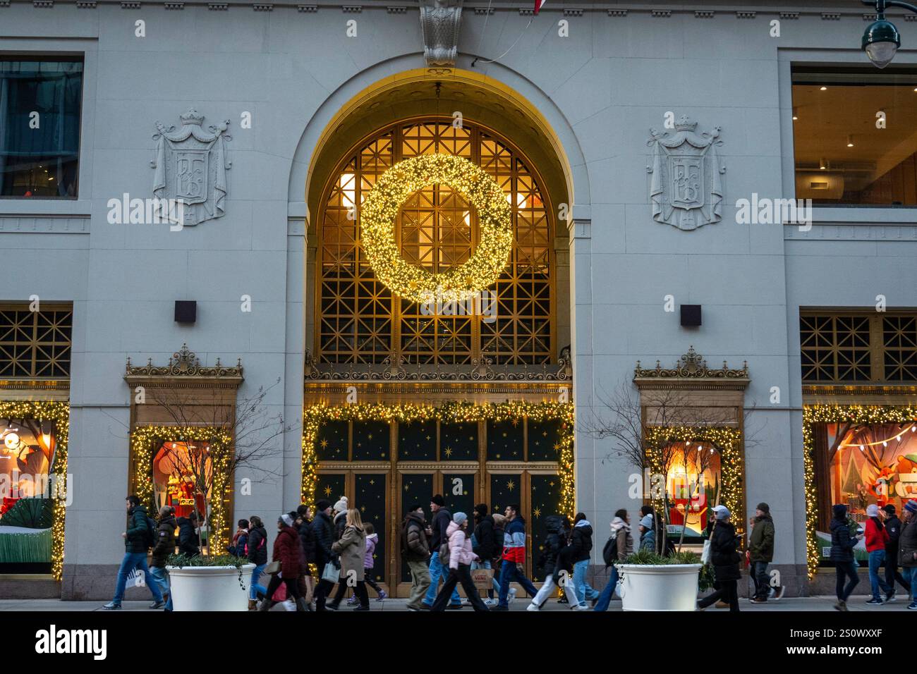 Le siège d'Amazon est situé au 424 Fifth Avenue dans le bâtiment Lord and Taylor, 2024, New York City, États-Unis. Banque D'Images