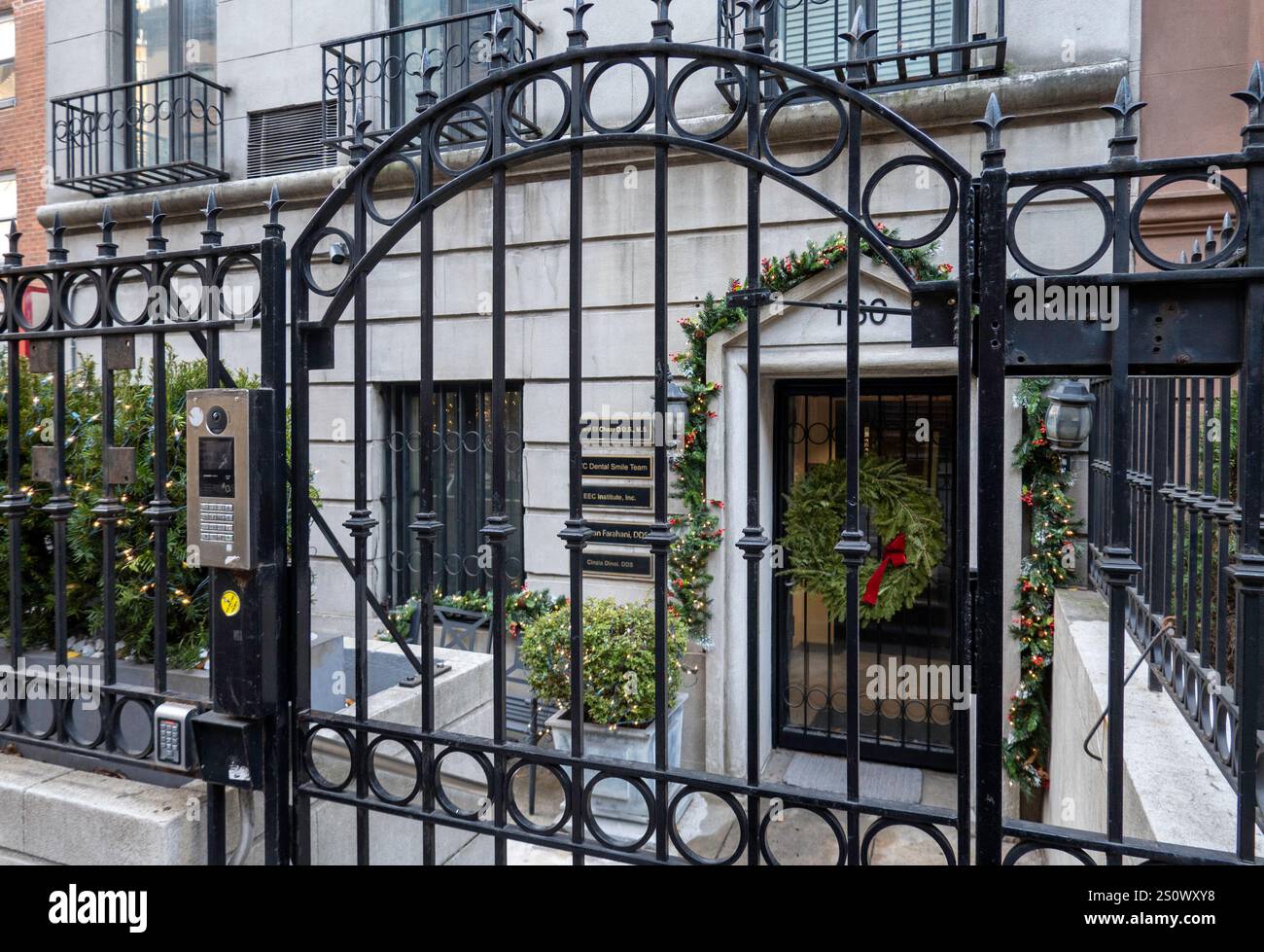 Une porte et une entrée en grès brun sur E. 35e à Murray Hill est décorée pour Noël, 2024, New York City, USA Banque D'Images