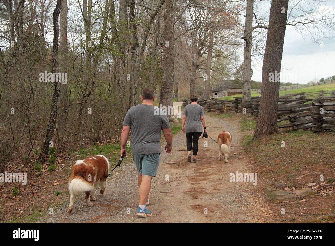 Hardy, va, USA.People promenant leurs chiens sur un sentier au Booker T. Washington National Monument. Banque D'Images