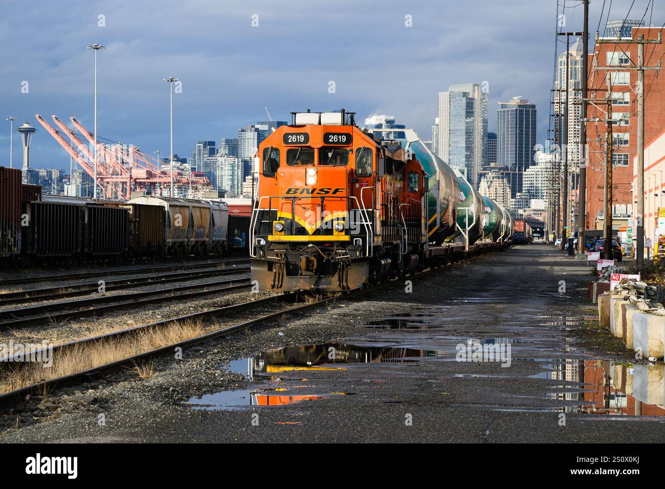 Seattle, WA, États-Unis - 16 décembre 2024 ; train de marchandises BNSF dans le district industriel de Seattle avec fuselages Boeing 737 Banque D'Images