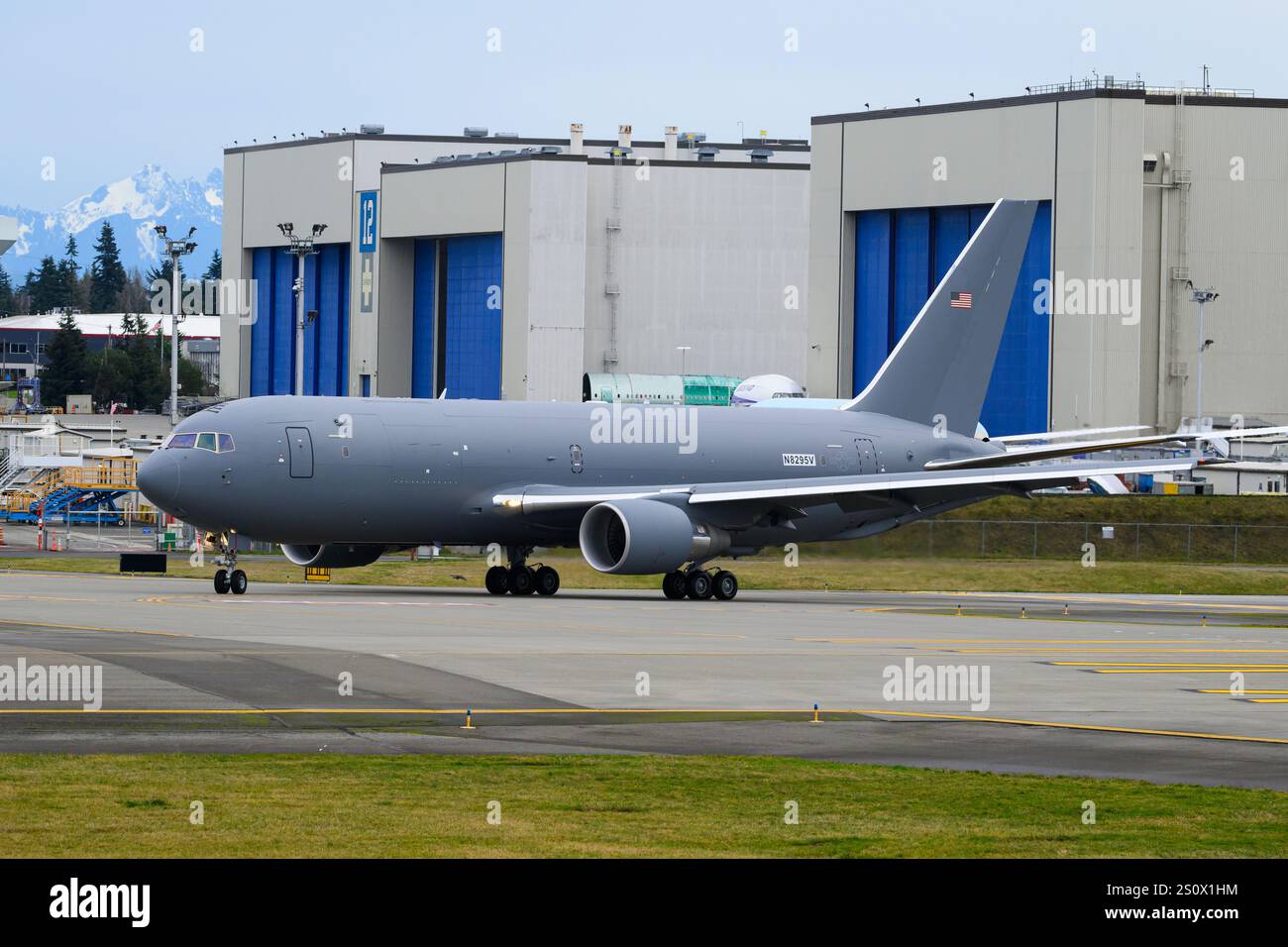 Everett, WA, États-Unis - 12 décembre 2024 ; Boeing KC-46A Pegasus 767 avion-citerne militaire devant l'usine de Paine Field Banque D'Images